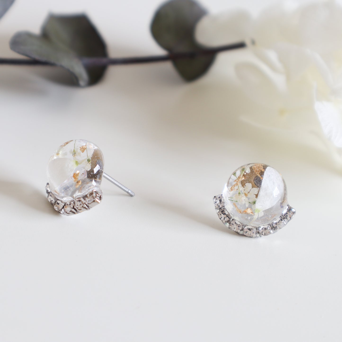 White Qubic Round Earring