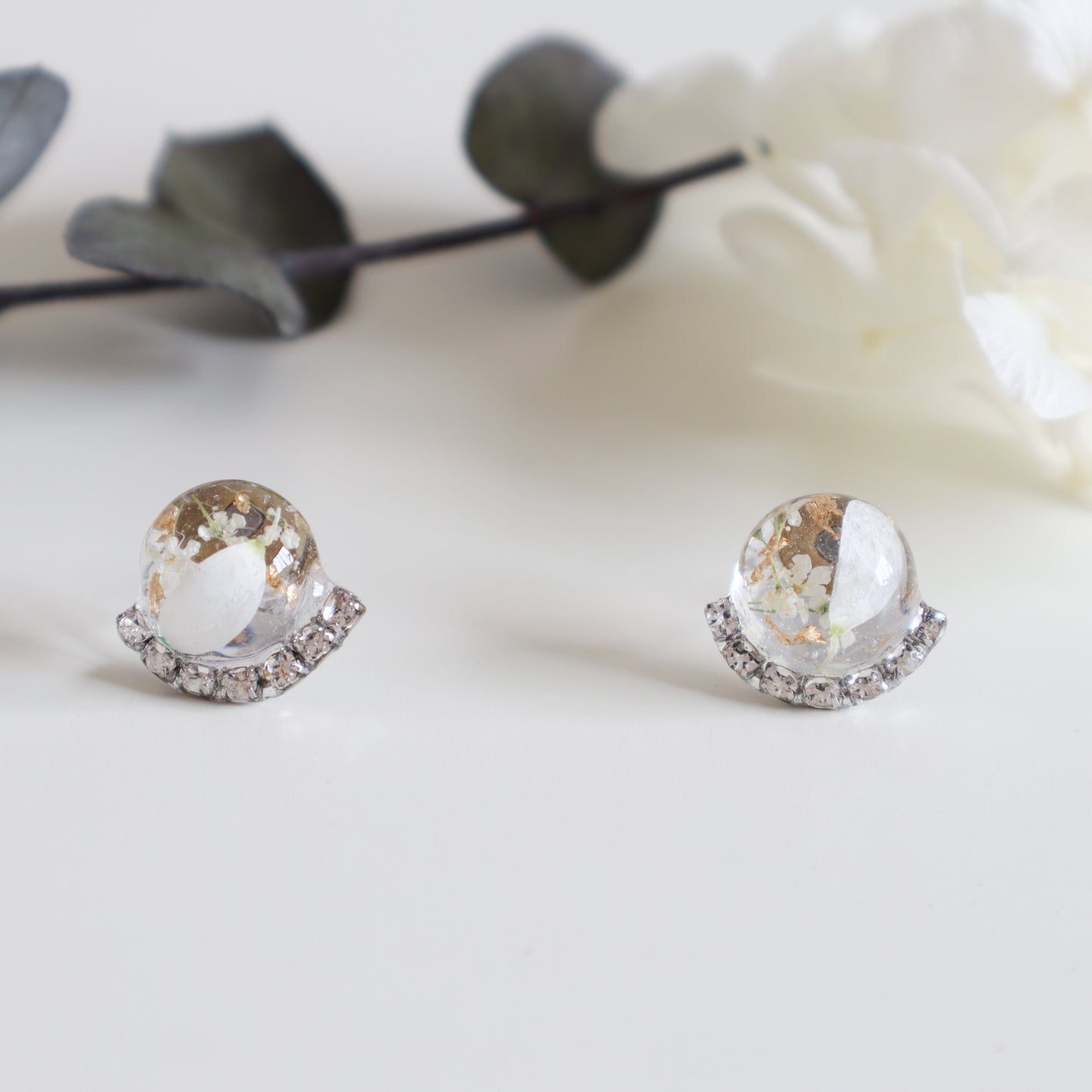 White Qubic Round Earring