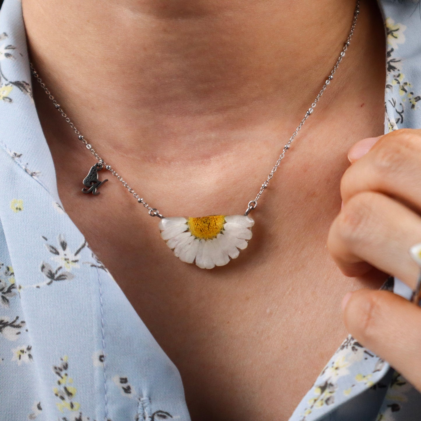 White Daisy Necklace
