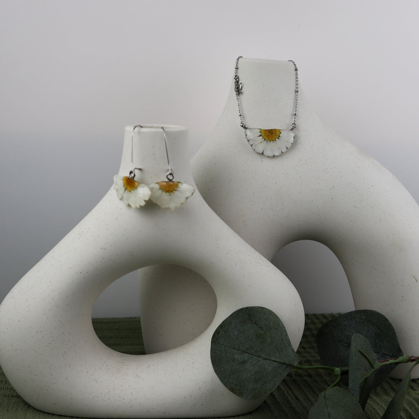 White Daisy Necklace